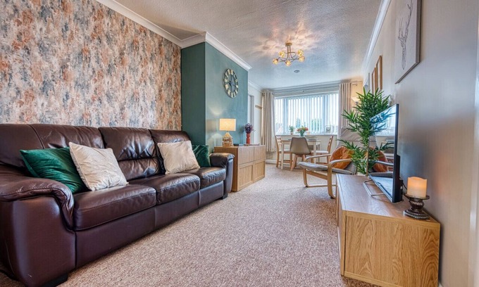 Long Itchington Apartment | Ideal Family Retreat: Heather Apt with Kitchen & Child-Friendly