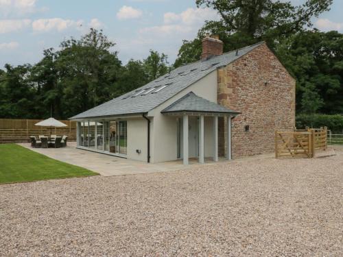Welton House | Cozy Heather's Cottage: Family-Friendly Getaway Awaits