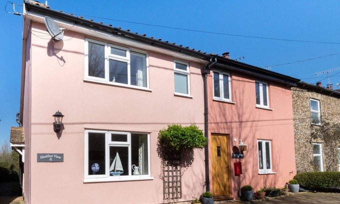 Saxmundham House | Heather View: Ideal Three Bedroom House with Family Amenities