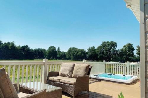 Allerthorpe Cabin | Relax at Heathery Lodge: Hot Tub & Pet-Friendly Retreat