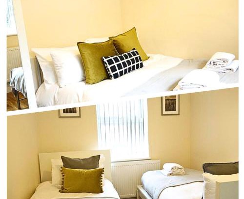 Stanwell House | Comfortable Heathrow Ensuite Rooms with Kitchen Access