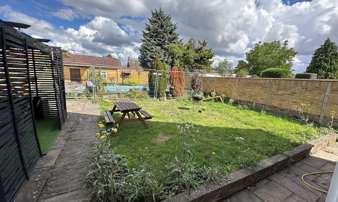 Colnbrook House | Heathrow House with Hot tub and Garden