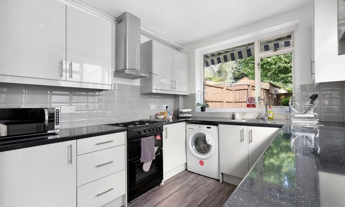 Ashford House | Heathrow Living Stanwell: Family-Friendly 5-Bedroom Retreat