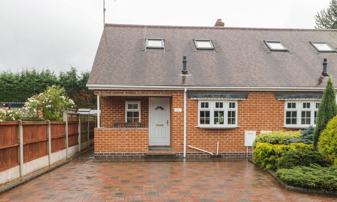 Stourport-on-Severn Cottage | HEATHSIDE, family friendly, with a garden in Stourport-On-Severn