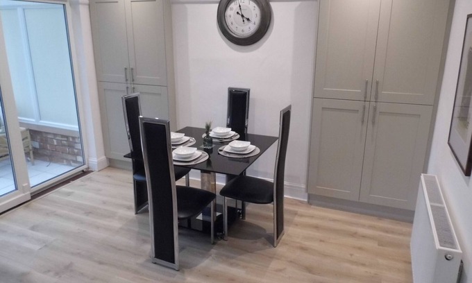 Offerton House | Family-Friendly Retreat at Heathside House with Kitchen