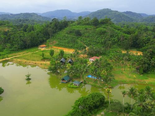 Yattapatha Villa | Serene Retreat at Heaven By The Lake with Ocean Views