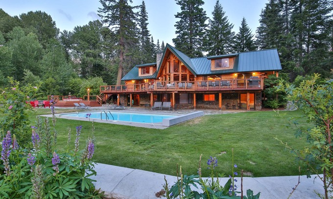 Leavenworth House | Heaven Can Wait Lodge - Private Riverfront Retreat with Views