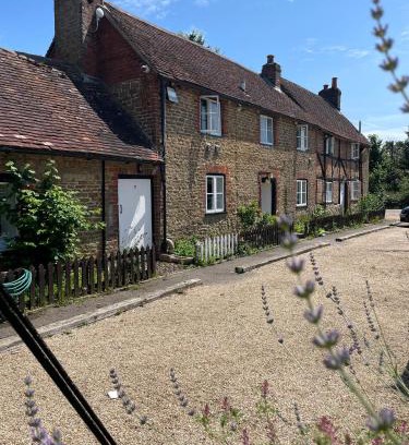 Godalming House | Pet-Friendly Getaway at The Squirrel with Breakfast Included