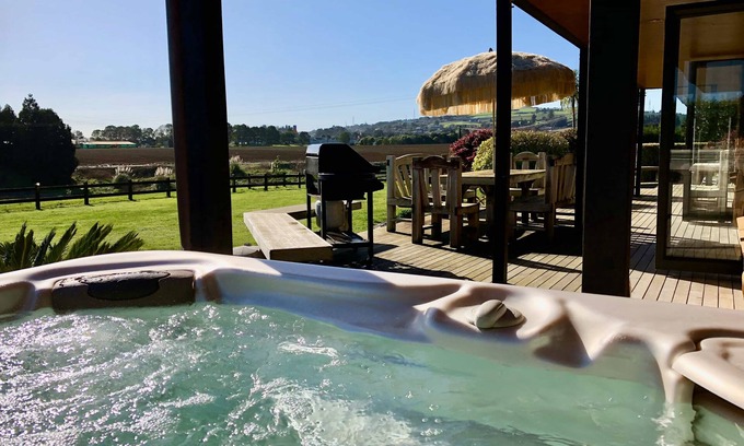 Bombay Bed & Breakfast | Eco-Friendly Heaven's Rest B&B with Spa & Hot Tub Amenities
