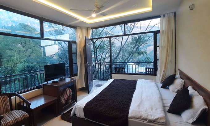 Dharamshala Bed & Breakfast | Experience Heaven's View B&B: Family-Friendly Retreat