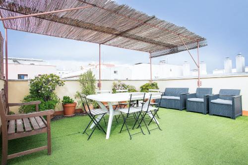 Gothic Quarter Apartment | Idyllic Getaway at Las Ramblas with Garden Retreat