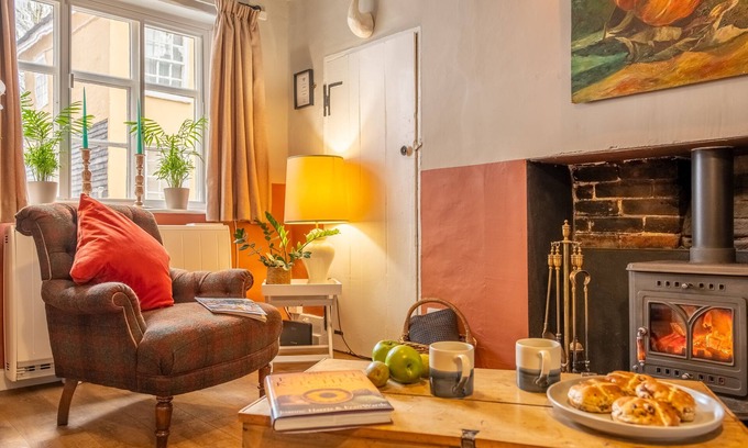 Sudbury Apartment | Tranquil 16th Century Cottage with Breakfast in Rural Village