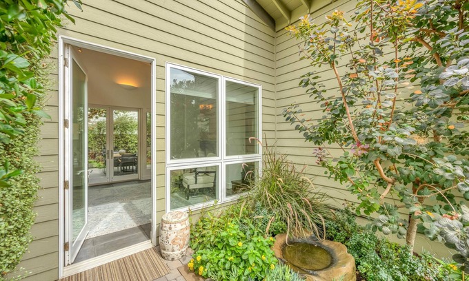 Healdsburg House | Guest Rated 10/10: Heavenly Hideaway in Healdsburg Plaza