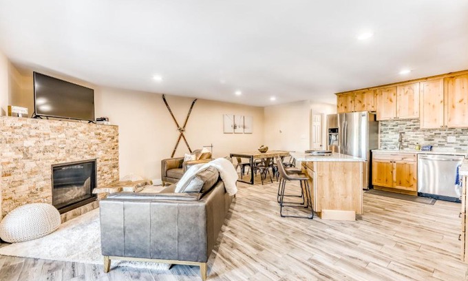 Tahoe Village Apartment | Serene Stay at Heavenly Hideaway with Pool & Hot Tub