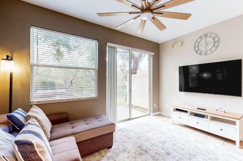 Crestwynd Bay House | Relaxing Retreat at Heavenly Oasis - Pet Friendly & Poolside