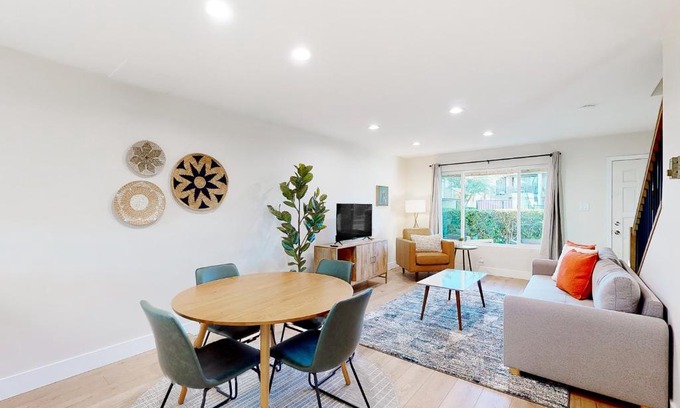 Fashion Square Apartment | Unwind at Heavenly Oasis: Guest Rated 10/10 & Pet Friendly