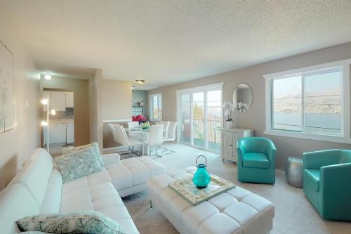 Chelan Apartment | Pet-Friendly Retreat with Heavenly Views and Great Reviews