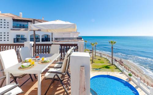 Calahonda Apartment | Inviting Frontline Penthouse with Breathtaking Ocean Views