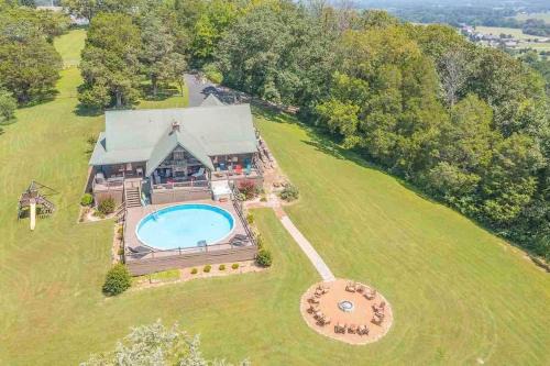 Dunlap House | Heaven’s View Lodge: Pool, Pet Friendly & Family Fun