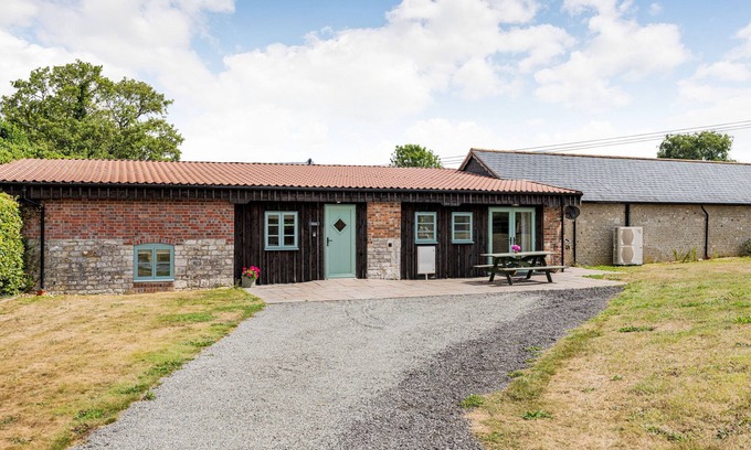 Maiden Newton House | Pet-Friendly HEBA Cottage in Beautiful Maiden Newton
