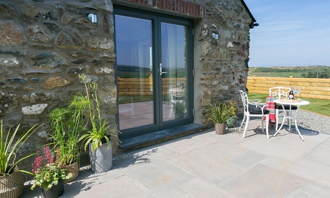 Cylch-Y-Garn Cottage | Hebog: Cozy Coastal Retreat for Two with Pet-Friendly Amenities