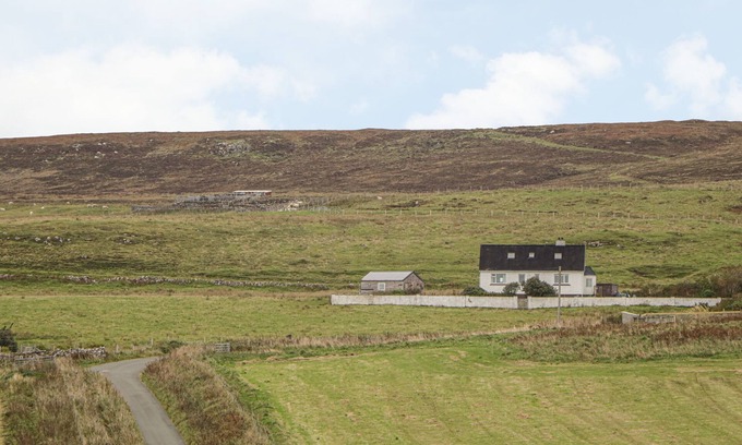 Hallin House | Cozy Hebridean View: Pet-Friendly Retreat with Open Fire