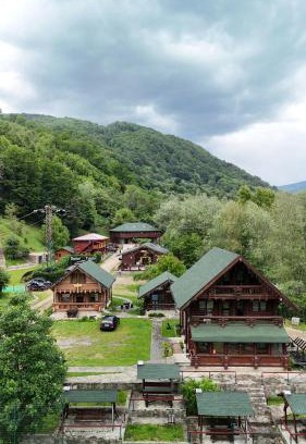 Casoca Ski Chalet | Relax at Hecaș Villas with Hot Tub and Breakfast Included