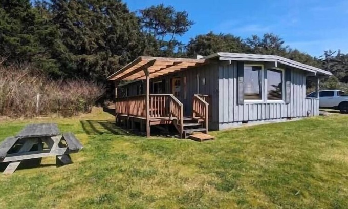 Florence House | Beachfront Heceta Bungalow with Ocean Views & Breakfast