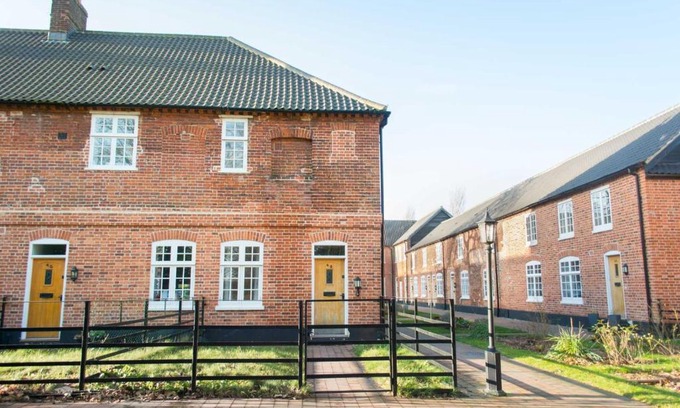 Hopton House | Heckingham Park: Pet-Friendly Retreat with a 9/10 Rating