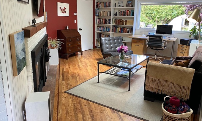 Ganges House | Quaint Hedgerow Cottage B & B Near Ganges Village Waterfront