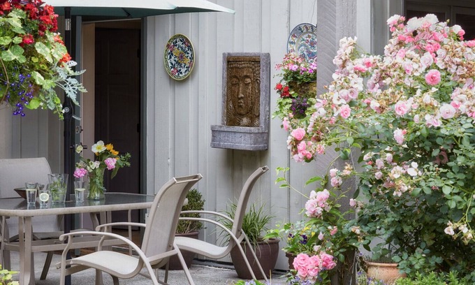 Ganges Bed & Breakfast | Explore Hedgerow House: Gulf Island Inn with Spa & Kitchen