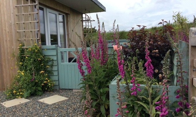 Maenclochog Cabin | Idyllic Hedgerow Hut: Guest Rated 9.8 with Pool & Spa