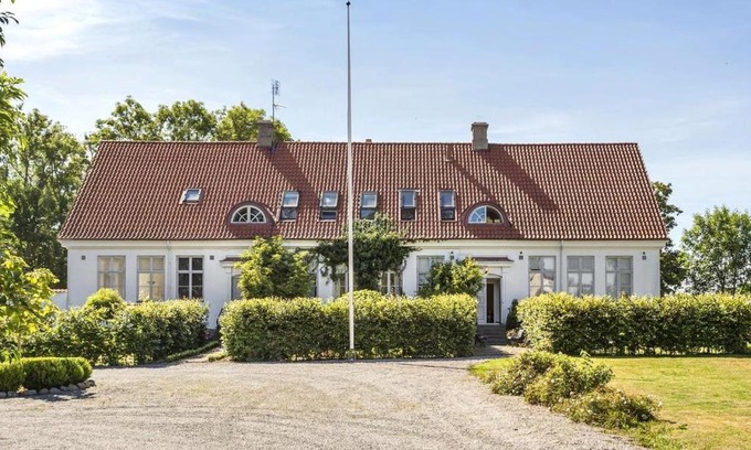 Gislov House | Hedmansgården: Pet-Friendly Retreat with Ocean View & Breakfast