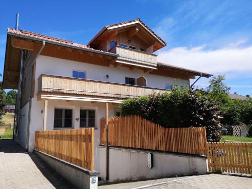 Linden Apartment | Guest Favorite: Heidi's Ferienwohnung with Child-Friendly Amenities
