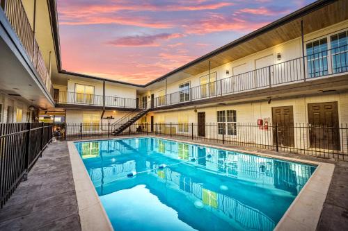 Houston Heights Apartment | Heights 1BR Chic Apt with King Bed & Pool
