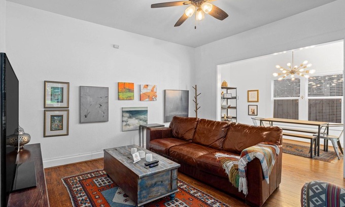 Houston Heights House | Heights Home Nr DT + Washington | Desk Yard BBQ
