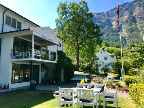 Flåm Bed & Breakfast | Cozy Heimly Pensjonat: Family-Friendly with Breakfast Included
