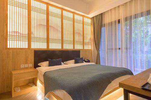 Emeishan House | Heinemann Hotel courtyard or terrace king room A206 with a jacuzzi and a local