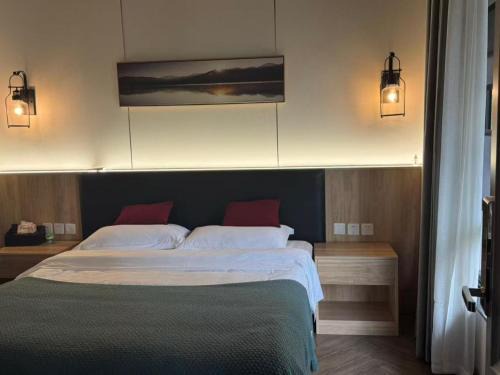 Emeishan House | Heinemann Hotel Sunny King Room without Bathtub A308 with a jacuzzi and a local
