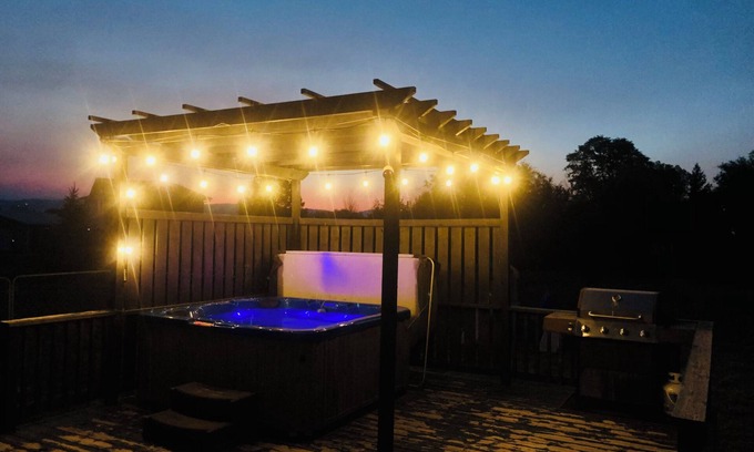 Helena Valley Northwest House | Helena Valley Guest Suite with Hot Tub