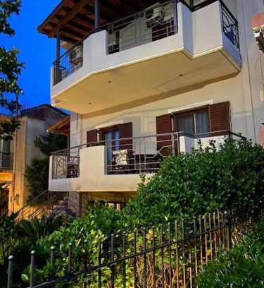 Paleros Apartment | Helen's House: Pet-Friendly Retreat with 9.6 Guest Rating