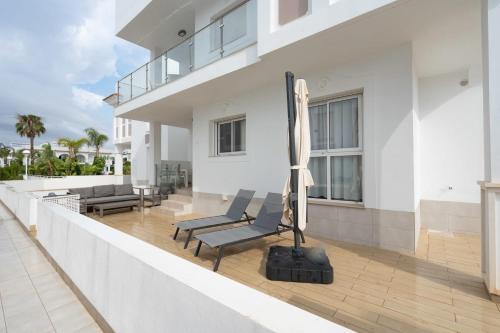 Quesada Apartment | Exclusive Helgafell Courtyard Suite with Pool Access