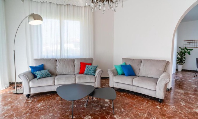 Arcola Apartment | Oceanfront Retreat at Helianthus with Hot Tub & Breakfast