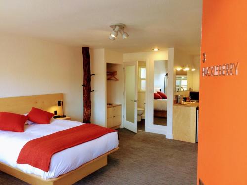 Columbia Hotel | Heliotrope Hotel: Pet-Friendly Stay with High Guest Ratings