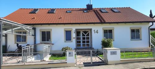 Bruckberg Apartment | Convenient Souterrainwohnung Near Airport in Landshut