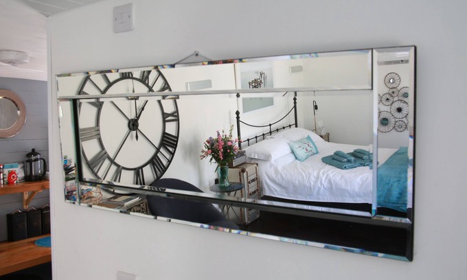 Whitstable Cabin | Cozy Beachfront Cabin - Pet Friendly Oceanview Retreat