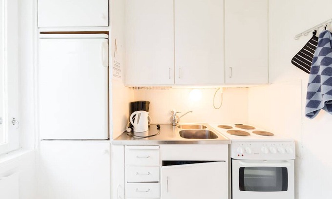 Etelainen District Apartment | Beachside Helsinki Studio with Breakfast Included