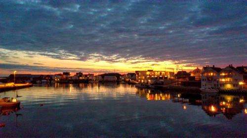 Akrehamn Apartment | Relax by the Water at Helt i Vannkanten - Family Friendly