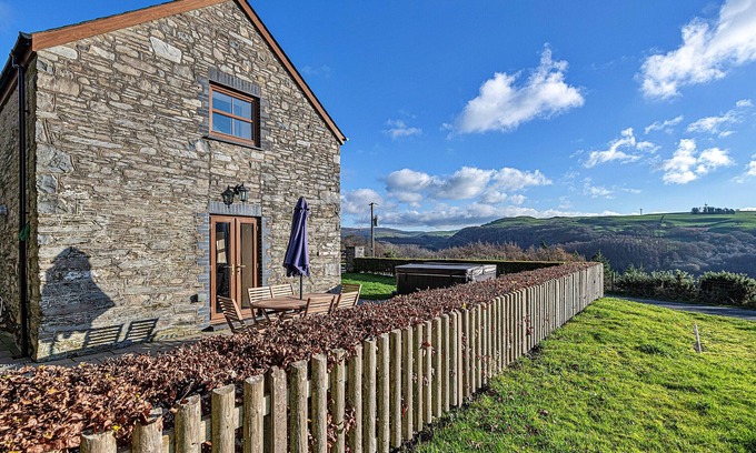 Glandyfi Cottage | Ultimate Retreats Await at Helygen Hotel