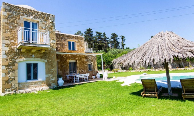 Agia Villa | Hem Borta Villa: Steps from Platanias Beach & Breakfast
